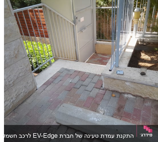 חוט חשמל לבן ליד קיר אבן